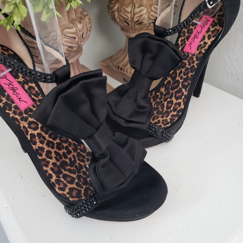 Betsey Johnson Black Satin w/LARGE Bow & Black Crystals Stiletto Bougie luxe 8.5